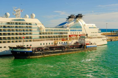 BARCELONA, SPAIN - 3 Ekim 2024: Lüks ve ayrıcalıklı konforlarıyla tanınan The Seabourn Sojourn, yolculara rafine ve samimi bir gezinti deneyimi sunarak Barcelona 'dan ayrılır..