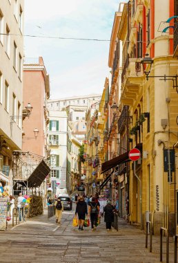 CAGLIARI, SARDINIA - 9 Ekim 2024: Sardinya 'nın tarihi başkenti Cagliari, çarpıcı kıyı manzaraları, zengin İtalyan mirası ve canlı Akdeniz kültürü sunar..
