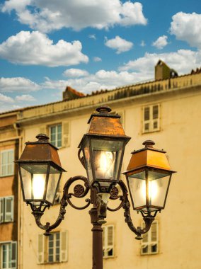 AJACCIO, CORSICA, FRANCE - 8 Ekim 2024: Ajaccio, Napolyon Bonaparte 'ın doğduğu yer, tarihi mimari, canlı liman ve çarpıcı Akdeniz kıyı manzaralarının büyüleyici bir karışımı..