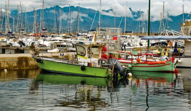 AJACCIO, CORSICA, FRANCE - 8 Ekim 2024: Ajaccio, Napolyon Bonaparte 'ın doğduğu yer, tarihi mimari, canlı liman ve çarpıcı Akdeniz kıyı manzaralarının büyüleyici bir karışımı..