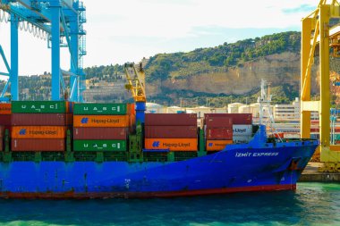 BARCELONA, SPAIN - 3 Ekim 2024: Barcelonas nakliye limanı küresel ticaret ve lojistik destekli konteyner gemileri, vinçleri ve depoları ile uluslararası taşımacılık için hayati bir merkezdir..