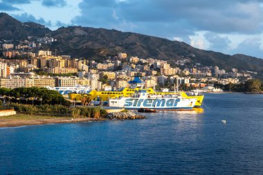 MESSINA, İtalya - 12 Ekim 2024: Messina, önemli bir Sicilya liman kenti, Boğaz, tarihi yapılar ve canlı Akdeniz kültürü hakkında çarpıcı görüntüler sunmaktadır..