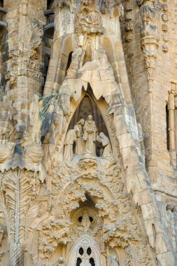 Sagrada Fam lia, Antoni Gaudis simgesel bazilika, Barselona 'da Gotik ve modernist stilleri harmanlayan bir mimari mucize olarak duruyor ve tamamlanmamış olarak kalıyor..