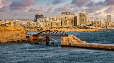 Vallatta Malta Limanı 'ndaki Eski Paslı Köprü