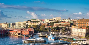 Napoli Limanı İtalya 'da feribot ve yaban domuzları