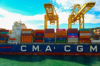 BARCELONA, SPAIN - 3 Ekim 2024: Barcelonas nakliye limanı küresel ticaret ve lojistik destekli konteyner gemileri, vinçleri ve depoları ile uluslararası taşımacılık için hayati bir merkezdir..