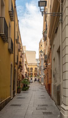 CAGLIARI, SARDINIA - 9 Ekim 2024: Sardinya 'nın tarihi başkenti Cagliari, çarpıcı kıyı manzaraları, zengin İtalyan mirası ve canlı Akdeniz kültürü sunar..