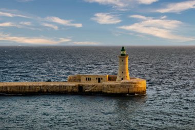 VALLETTA, MALTA - 11 Ekim 2024: Valletta, UNESCO Dünya Mirası Sitesi, barok mimarisi, tarihi yapılar ve Akdeniz 'in çarpıcı manzaralarıyla övünüyor.