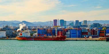 İspanya 'nın Barselona şehrindeki Nakliye Limanı' ndaki NQ Viola Kargo Gemisi.