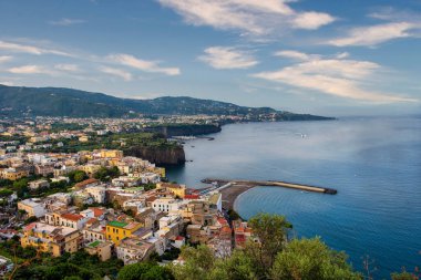 İtalya kıyılarındaki Amalfi Sahili manzarası