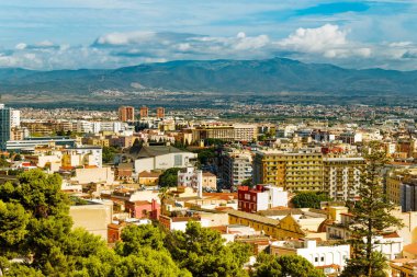 CAGLIARI, SARDINIA - 9 Ekim 2024: Sardinya 'nın tarihi başkenti Cagliari, çarpıcı kıyı manzaraları, zengin İtalyan mirası ve canlı Akdeniz kültürü sunar..