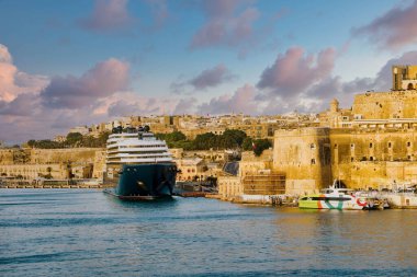 VALLETTA, MALTA - 11 Ekim 2024: Valletta, UNESCO Dünya Mirası Sitesi, barok mimarisi, tarihi yapılar ve Akdeniz 'in çarpıcı manzaralarıyla övünüyor.