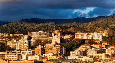 MESSINA, İtalya - 12 Ekim 2024: Messina, önemli bir Sicilya liman kenti, Boğaz, tarihi yapılar ve canlı Akdeniz kültürü hakkında çarpıcı görüntüler sunmaktadır..