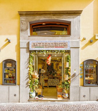 Büyüleyici bir kıyı kasabası olan Sorrento, Amalfi Sahili 'nin nefes kesici manzarası, tarihi cazibe ve canlı Akdeniz kültürü sunuyor..