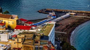 Amalfi Sahili dramatik uçurumları, renkli köyleri ve Akdeniz cazibesiyle bilinen bir UNESCO Dünya Mirası sahası..