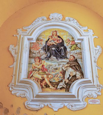 Büyüleyici bir kıyı kasabası olan Sorrento, Amalfi Sahili 'nin nefes kesici manzarası, tarihi cazibe ve canlı Akdeniz kültürü sunuyor..