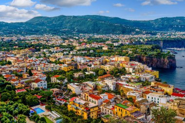 İtalya kıyılarındaki Amalfi Sahili 'nde birçok Renkli Binalar