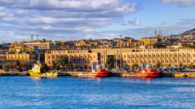 MESSINA, İtalya - 12 Ekim 2024: Messina, önemli bir Sicilya liman kenti, Boğaz, tarihi yapılar ve canlı Akdeniz kültürü hakkında çarpıcı görüntüler sunmaktadır..