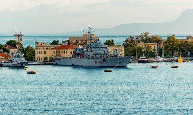 İtalyan Donanma Gemisi Messina İtalya 'ya yanaştı