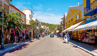 Katakolo, Yunanistan 'ın pitoresk limanı, yolcu gemisi gelişleri ve antik Olympia' ya yakınlığıyla tanınan küçük bir liman kentidir..