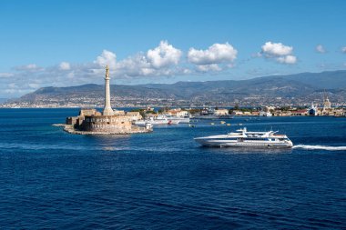 Altın Madonna della Lettera heykeli ve Messina Limanı girişindeki Yat. Sizi ve şehrinizi Latince kutsuyoruz.