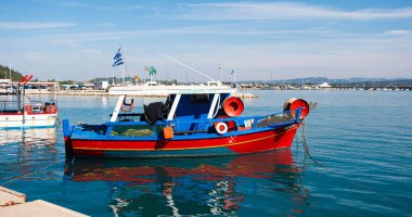 Katakolo, Yunanistan 'ın pitoresk limanı, yolcu gemisi gelişleri ve antik Olympia' ya yakınlığıyla tanınan küçük bir liman kentidir..