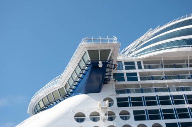 MIAMI, FLORIDA - 9 Ekim 2024: Ağustos 2024: Ünlü Yükseliş, binlerce yolcu için lüks, yemek ve eğlence sunan son model bir yolcu gemisi olarak yelken açtı.