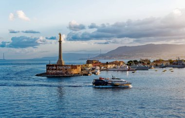 Messina Limanı 'ndaki Altın Madonna della Lettera heykeli ve Özgürlük Hatları Feribotu