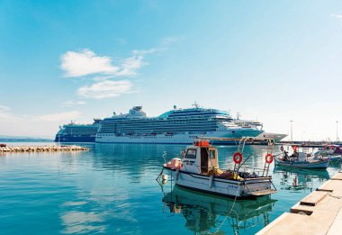 Katakolo Yunanistan 'da küçük bir balıkçı teknesi ve gemi.