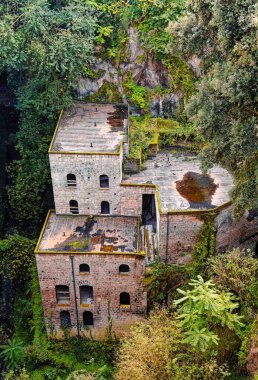 İtalya 'nın Valle dei Mulin şehrinde terk edilmiş bir bıçkıhane.