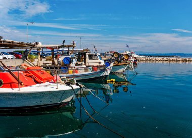 Katakolo Yunanistan 'daki Renkli Balıkçı teknelerinin Line' si