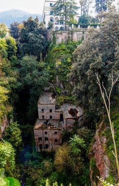 Sorrento İtalya Valle dei Mulin 'de terk edilmiş kereste fabrikası