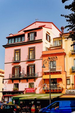 Sorrento İtalya 'daki Renkli Şarap Dükkanı ve Restoranı