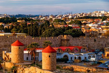 Eski Rodos Kasabasının Ötesindeki Şehir