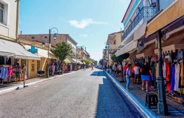 Yunanistan 'ın Katakolo kentindeki Ana Alışveriş Sokağı