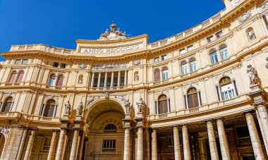 NAPLES, ITALY - 13 Ekim 2024: Napoli 'deki Galleria Umberto
