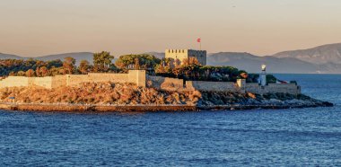 EPHESUS, TURKEY - 21 Ekim 2024: Kusadasi ve Efes Türkiye yakınlarındaki adada kale