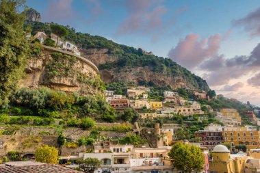 Amalfi Sahili 'nin pitoresk bir kasabası olan Positano, sarp kayalıkları, renkli evleri ve nefes kesici Akdeniz manzaralarıyla ünlüdür..
