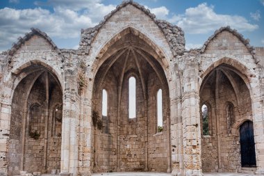 RHODES, GREECE - 20 Ekim 2024: Rhodes, UNESCO 'nun Dünya Mirası Alanı, antik kalıntılar, ortaçağ kaleleri ve güneşten sırılsıklam olmuş plajlar, yıl boyunca ziyaretçileri cezbediyor..