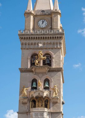 MESSINA, İtalya - 12 Ekim 2024: Messina İtalya 'daki Messina İtalya' daki Piazza Duomo 'daki Astronomik Saat