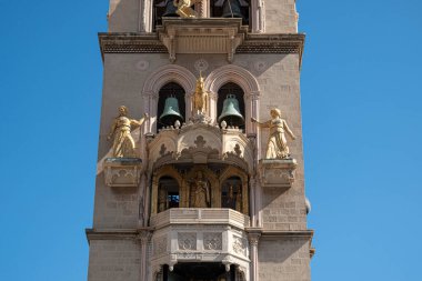 MESSINA, İtalya - 12 Ekim 2024: Messina İtalya 'daki Messina İtalya' daki Piazza Duomo 'daki Astronomik Saat