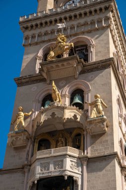 MESSINA, İtalya - 12 Ekim 2024: Messina İtalya 'daki Messina İtalya' daki Piazza Duomo 'daki Astronomik Saat