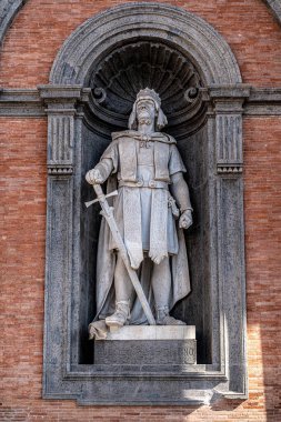 NAPLES, ITALY - 13 Ekim 2024: Napoli 'deki Ruggero II di Sicilya Heykeli