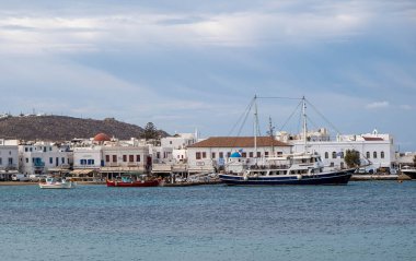 MYKONOS, GREECE - 19 Ekim 2024: Mykonos Yunanistan 'da Gemiler Bağlandı