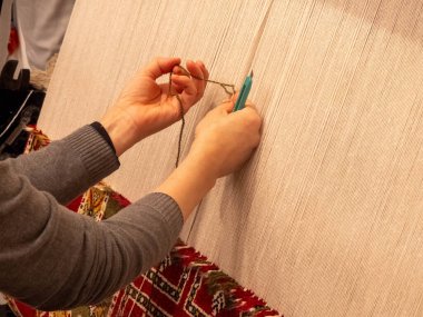 KUSADASI, TURKEY - 21 Ekim 2024: Kusadasi 'de Halı Dokuan Kadın