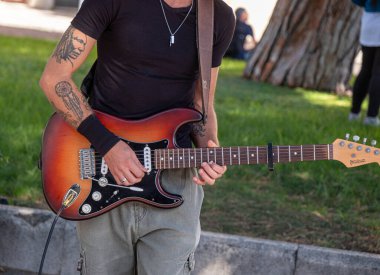 MESSINA, İtalya - 12 Ekim 2024: Messina İtalya 'da Gitarist Busking