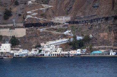 SANTORINI, GREECE - 23 Ekim 2024: Santorini Yunanistan 'daki Karavolades Merdivenleri