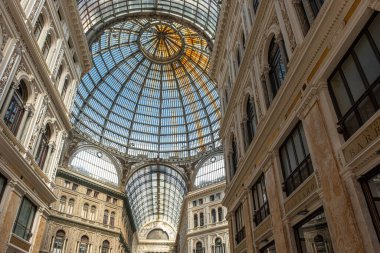 NAPLES, ITALY - 13 Ekim 2024: Napoli 'deki Galleria Umberto' nun İçişleri