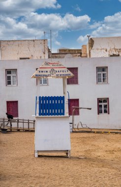 MYKONOS, GREECE - 19 Ekim 2024: Mykonos Yunanistan 'daki Plajda Cankurtaran Booth