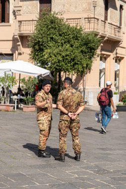 MESSINA, İtalya - 12 Ekim 2024: Messina, önemli bir Sicilya liman kenti, Boğaz, tarihi yapılar ve canlı Akdeniz kültürü hakkında çarpıcı görüntüler sunmaktadır..